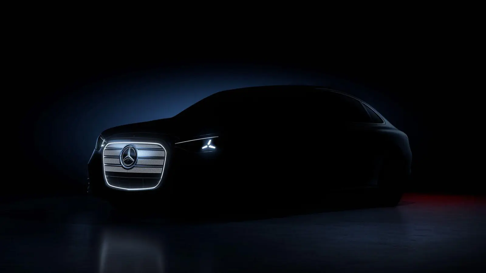 Geheimnisvolle Sil­hou­et­te der neuen elektrischen C-Klasse von Mercedes-Benz (Foto: Mercedes-Benz Group AG/dpa-tmn)