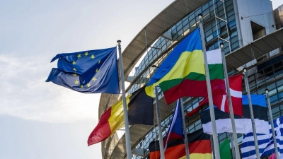 Die Flaggen der Europäischen Union, der Ukraine und der Mitgliedsstaaten der EU vor dem Gebäude des Europäischen Parlaments in Straßburg. (Foto: Philipp von Ditfurth/dpa)