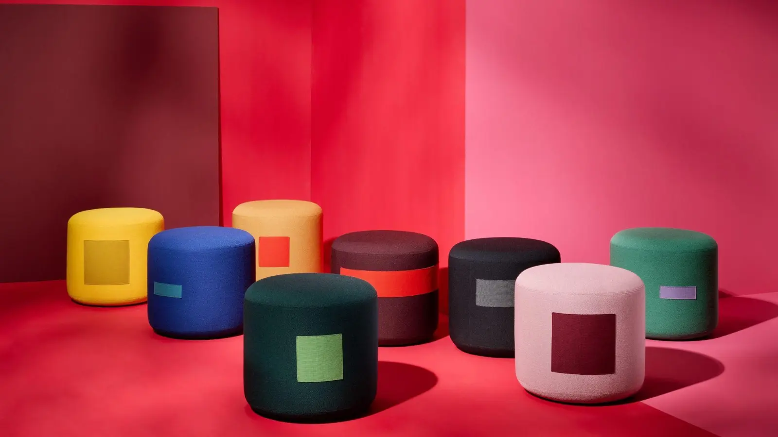 Farben machen mehr Spaß: Verspieltere Möbel kommen laut Einrichtungsexperten in Trend - ein Beispiel dafür können die Hocker Ayaka von Schönbuch sein, die auf der IMM in Köln gezeigt werden. (Foto: Schönbuch/dpa-tmn)