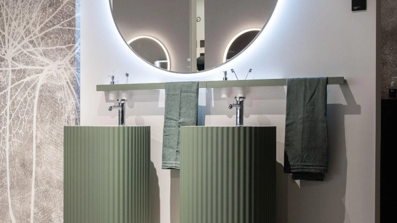 Angesagt im Badezimmer sind derzeit auch Beige- und Grüntöne. (Foto: Franziska Gabbert/dpa-tmn/dpa)