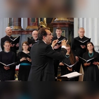 Gaben mit einem Romantik-Programm ihr Debüt bei den Stiftsbasilikakonzerten Herrieden: Chorleiter Matthias Beckert und der Kammerchor Cantabile Regensburg. (Foto: Thomas Wirth)