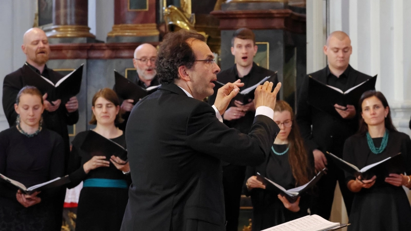 Gaben mit einem Romantik-Programm ihr Debüt bei den Stiftsbasilikakonzerten Herrieden: Chorleiter Matthias Beckert und der Kammerchor Cantabile Regensburg. (Foto: Thomas Wirth)