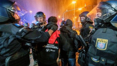 Nach friedlichen Protesten kommt zu Ausschreitungen. In Frankfurt werden Polizisten verletzt.  (Foto: Andreas Arnold/dpa)