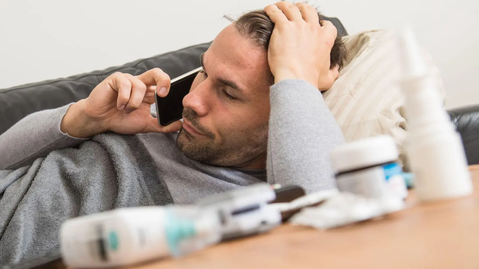 In Notfällen müssen Beschäftigte unter Umständen erreichbar sein, auch wenn sie sich krankgemeldet haben.  (Foto: Christin Klose/dpa-tmn)