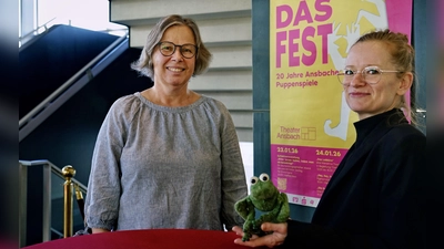 Freuen sich auf das Fest zum 20-jährigen Bestehen der Ansbacher Puppenspiele: Anke Merklein, die Gründerin der Reihe, und Sabine Effmert, die Leiterin der Puppenspiele. (Foto: Elke Walter)