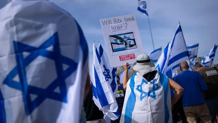 Israelis, zumeist Militärreservisten, protestieren gegen Pläne der Regierung von Premierminister Netanjahu, das Justizsystem zu überarbeiten. (Foto: Oded Balilty/AP)