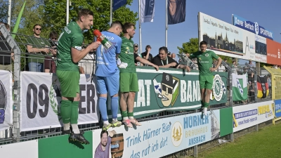 Sag zum Abschied ganz laut Servus: Die scheidenden Regionalliga-Fußballer der SpVgg Ansbach (von links) Jonas Bayerlein, Sebastian Heid, Michael Belzner und Michael Sperr feiern nach dem Spiel gegen Wacker Burghausen mit den Fans und ihren Mannschaftskollegen. (Foto: Martin Rügner)