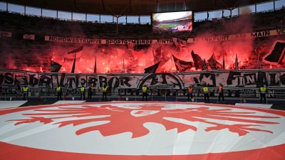 Wegen Verfehlungen der eigenen Fans muss Eintracht Frankfurt eine Geldstrafe in Höhe von 414.000 Euro zahlen. (Foto: Arne Dedert/dpa)