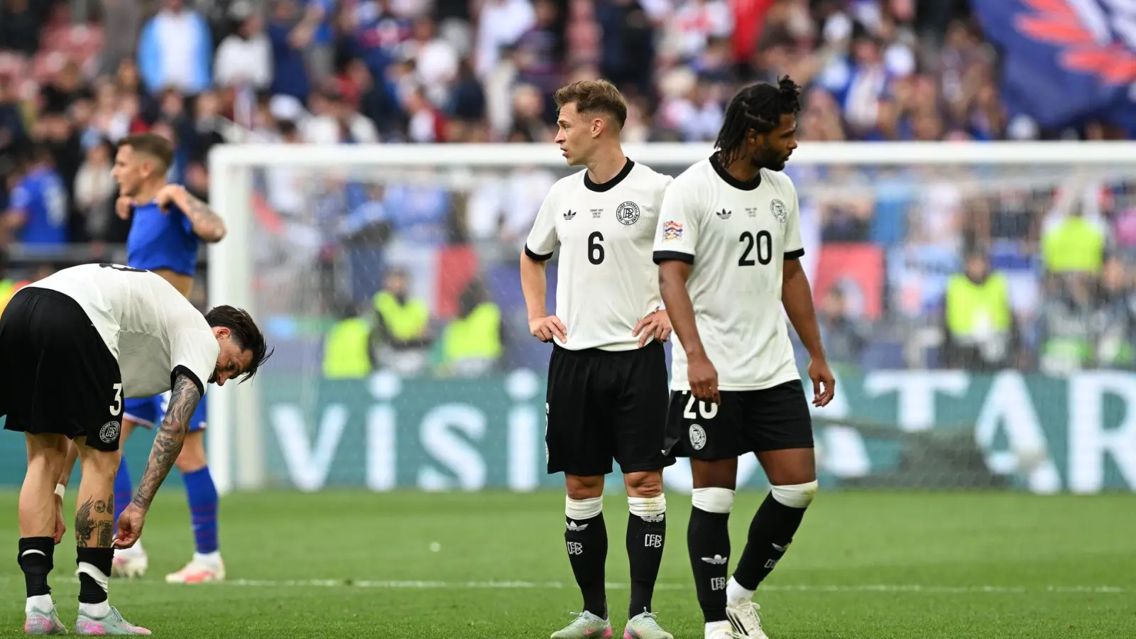 Joshua Kimmich (M) sollte nach Meinung von Lothar Matthäus im Mittelfeld spielen. (Foto: Federico Gambarini/dpa)