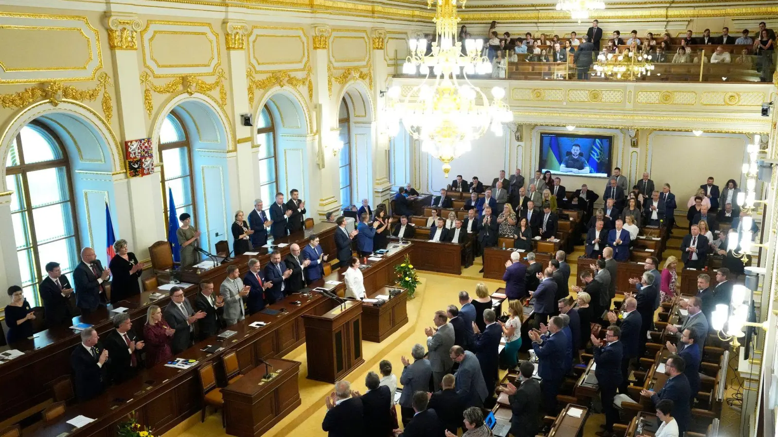 Das tschechische Parlament nach einer Rede des ukranischen Präsidenten Wolodymyr Selenskyj (monitor,r). (Foto: Petr David Josek/AP/dpa)