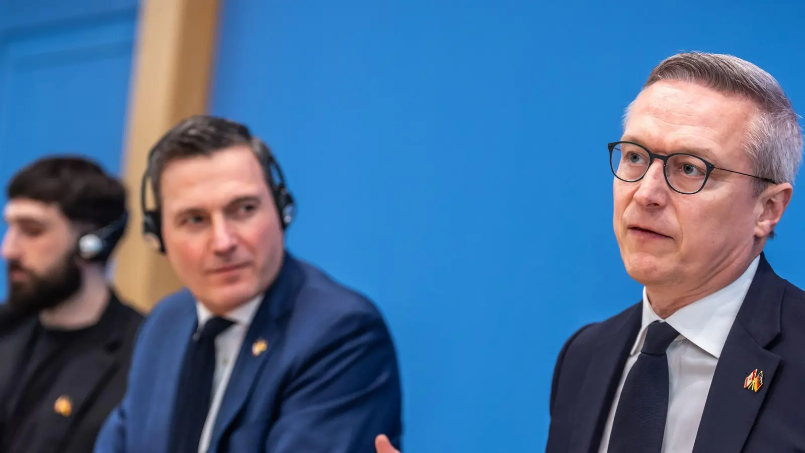 Digitalminister Karsten Wildberger (r.) und sein kanadischer Amtskollege Evan Solomon stellen den deutsch-kanadischen Deal in Berlin bei einer Pressekonferenz vor.  (Foto: Michael Kappeler/dpa)
