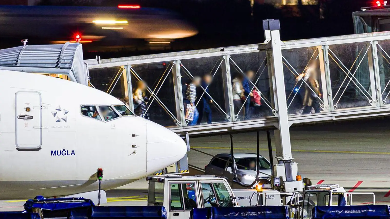 Ankunft in der niedersächsischen Landeshauptstadt: In Hannover ist ein Flieger aus Istanbul gelandet. (Foto: Moritz Frankenberg/dpa)