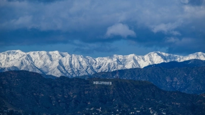 Nach einem seltenen Schneesturm in Südkalifornien sind die schneebedeckten San-Gabriel-Berge hinter dem Hollywood-Schild zu sehen. (Foto: Ringo Chiu/SOPA Images via ZUMA Press Wire/dpa)