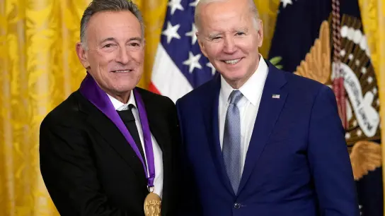 US-Präsident Joe Biden überreicht dem Musiker Bruce Springsteen die National Medal of the Arts. (Foto: Susan Walsh/AP/dpa)