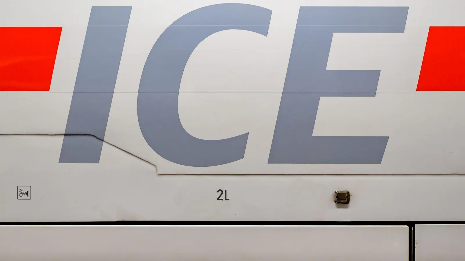 Die günstigsten Tickets für den DB-Fernverkehr gibt es auch wieder auf Papier.  (Foto: Patrick Pleul/dpa)