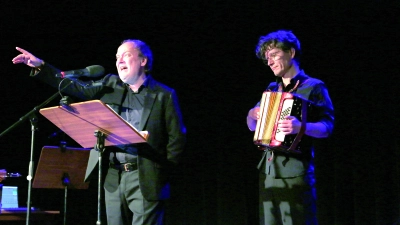Der Schauspieler und Synchronsprecher Jens Wawrczeck (l.) wurde bei seiner Lesung von Jens Peter Pflug musikalisch begleitet. (Foto: Martina Kramer)