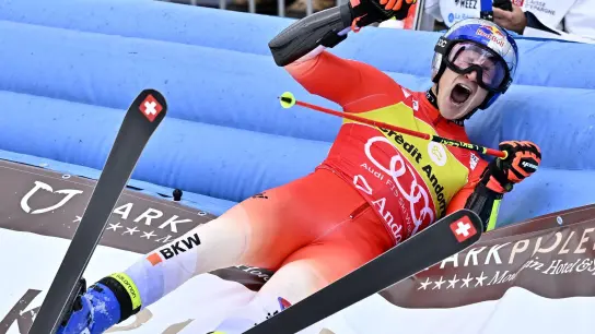 In dieser Saison eine Klasse für sich: Der Schweizer Ski-Star Marco Odermatt. (Foto: Jean-Christophe Bott/KEYSTONE/dpa)