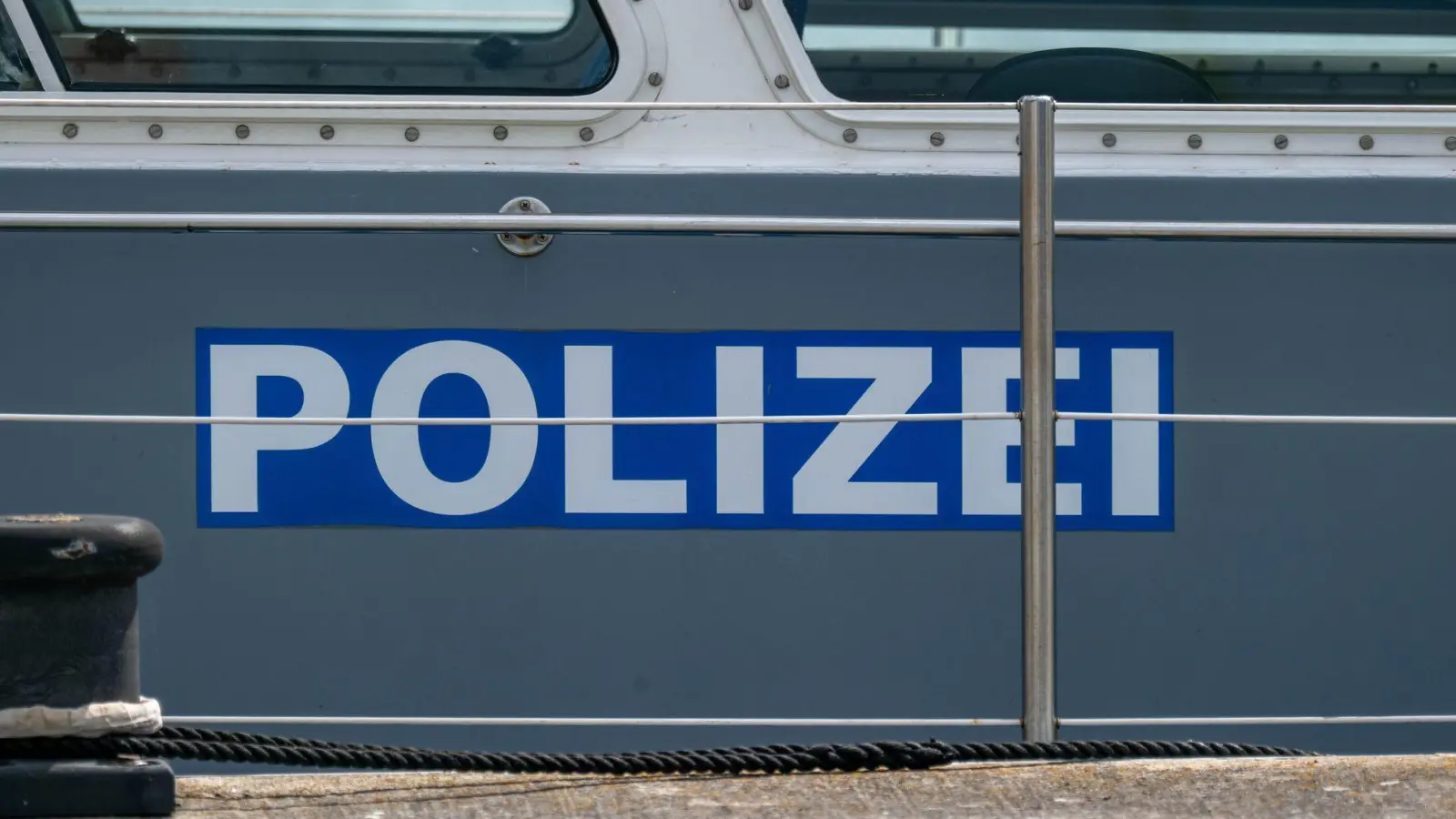 Die Wasserschutzpolizei hatte das Öl entdeckt (Symbolbild).  (Foto: Stefan Sauer/dpa)