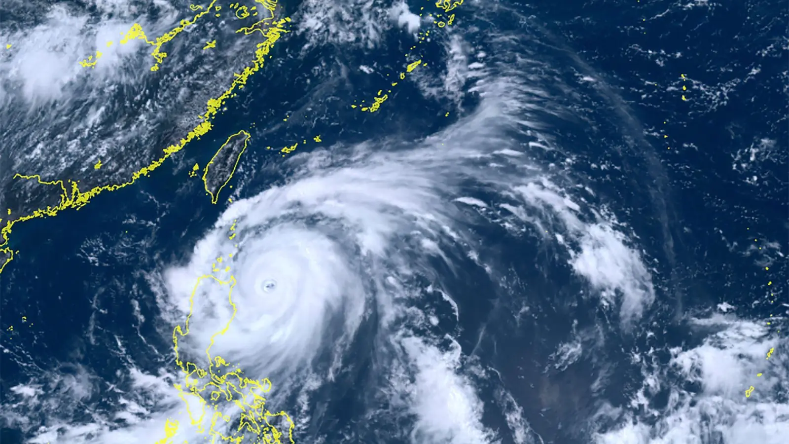 Dieses vom japanischen Wettersatelliten Himawari-8 aufgenommene Satellitenbild zeigt den Taifun „Doksuri“ in der Nähe der nördlichen Philippinen. (Foto: Courtesy of National Institute of Information and Communications Technology (NICT)/AP/dpa)