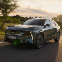 Mehr als „nur SUV“: Der DS N°7 bietet bis zu 560 Liter Kofferraum und Komfort wie in der Oberklasse – inklusive Massage-Sitzen. (Foto: Greg/DS Automobiles/Stellantis/dpa-tmn)