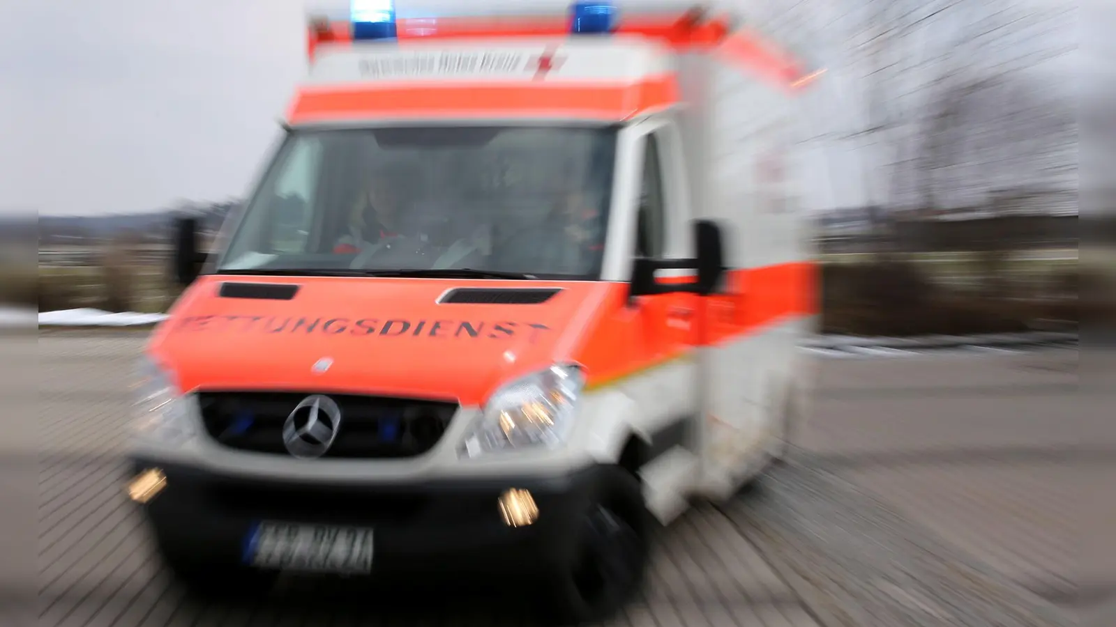 Die beiden 18 und 19 Jahre alten Radfahrer kamen nach dem Zusammenstoß in Krankenhäuser. (Symbolbild) (Foto: Stephan Jansen/dpa)