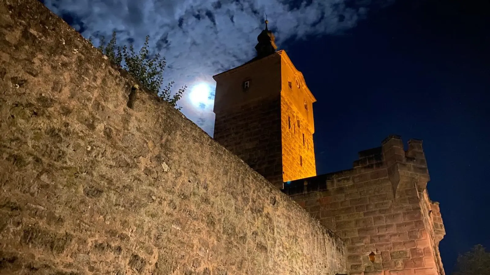 Wenn es Nacht wurde in Wolframs-Eschenbach, sollen sich Jugendliche auf Diebestour begeben haben.  (Foto: Manfred Blendinger)