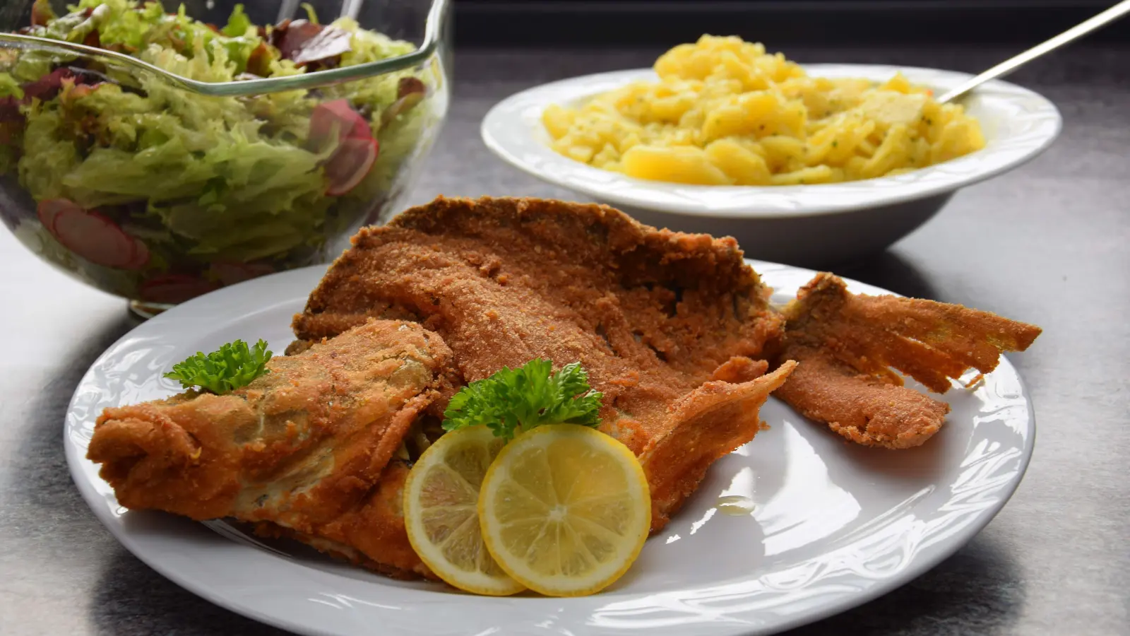 Gebacken, mit Kartoffelsalat und grünem Salat, schmeckt der Karpfen besonders lecker. (Foto: Florian Schwab)