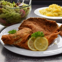 Gebacken, mit Kartoffelsalat und grünem Salat, schmeckt der gebackene Karpfen besonders lecker. Doch in welcher Gaststätte wird er am besten zubereitet? (Foto: Florian Schwab)