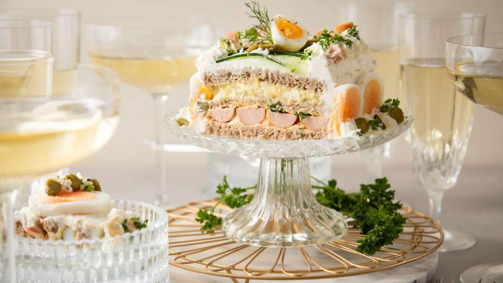 Schicht für Schicht zur Brottorte: Mit Eiersalat, Wiener Würstchen und Obazda-Füllung sorgt die viereckige Torte für Bewunderung. (Foto: Christin Klose/dpa-tmn)