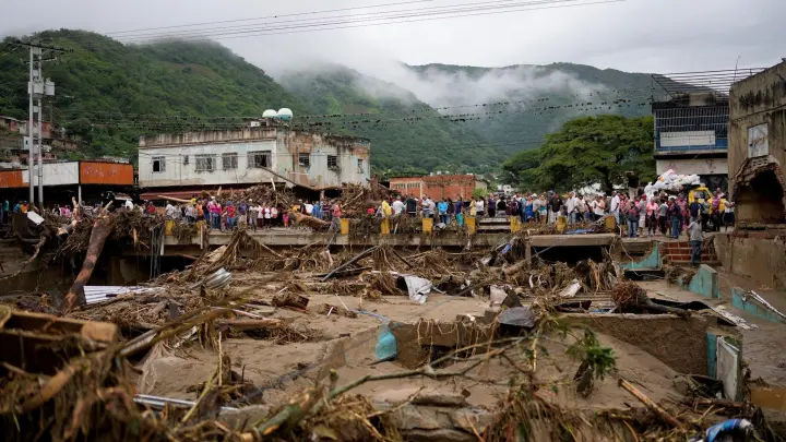 Anwohner betrachten die Schäden in venezolanischen Las Tejerias. (Foto: Matias Delacroix/AP/dpa)