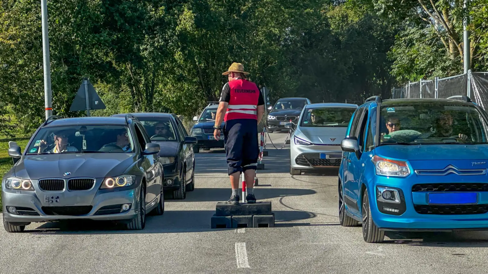 In Zweierreihen werden die Fahrzeuge von Black Earth, das ist die Kontrollschleuse, zum Festivalgelände geleitet. (Foto: Martina Haas)