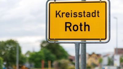 Das Ortsschild der Kreisstadt Roth. (Foto: Daniel Karmann/dpa)