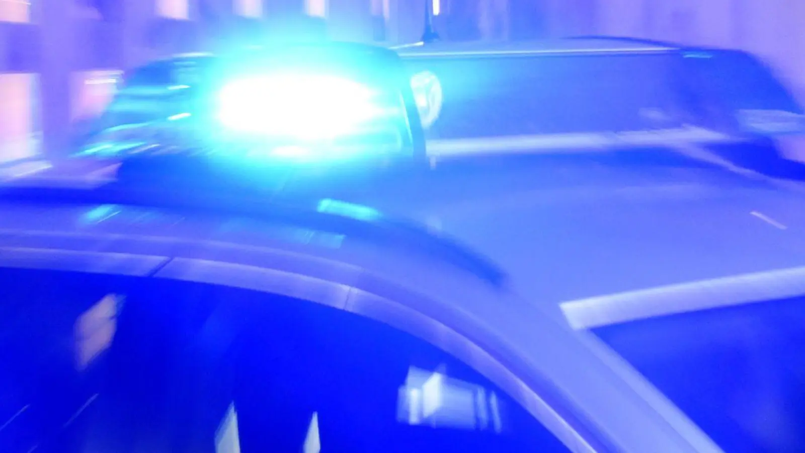 Ein Streifenwagen der Polizei steht mit eingeschaltetem Blaulicht auf der Straße. (Foto: Carsten Rehder/dpa/Symbolbild)