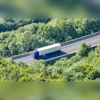 Der Lastwagen mit entzündlichem Gefahrgut steht auf der Autobahn 8 in Fahrtrichtung München. (Foto: Jason Tschepljakow/dpa)