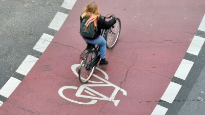 Unterwegs auf dem Fahrradschutzstreifen: Autofahrer müssen bestimmte Regeln beim Überfahren dieses Streifens beachten - Radler haben aber auch Pflichten. (Foto: Janne Kieselbach/dpa/dpa-tmn)