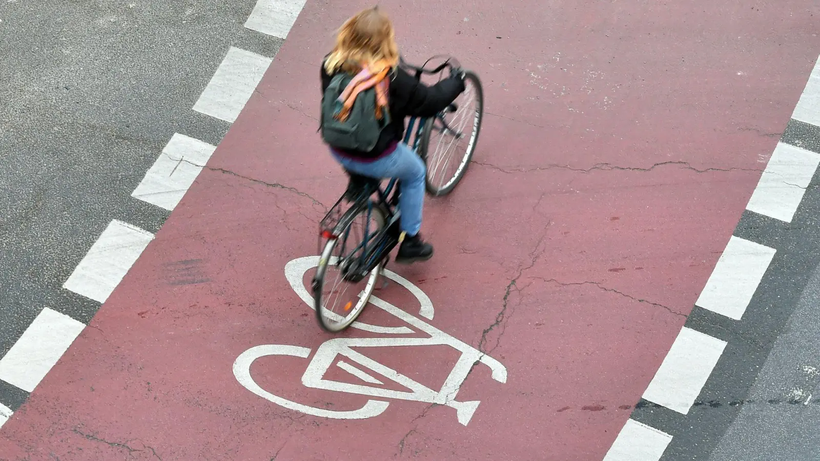 Unterwegs auf dem Fahrradschutzstreifen: Autofahrer müssen bestimmte Regeln beim Überfahren dieses Streifens beachten - Radler haben aber auch Pflichten. (Foto: Janne Kieselbach/dpa/dpa-tmn)