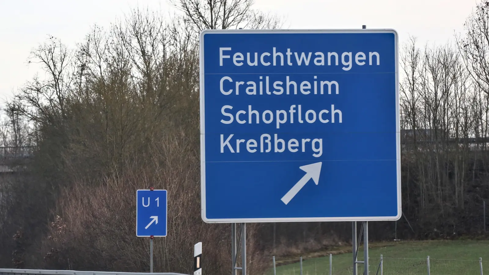 Kurz vor dem Kreuz Feuchtwangen/Crailsheim hat ein Lkw am Mittwoch Ladungsteile verloren, was zu Beschädigungen an anderen Autos führte. (Symbolbild: Tizian Gerbing)