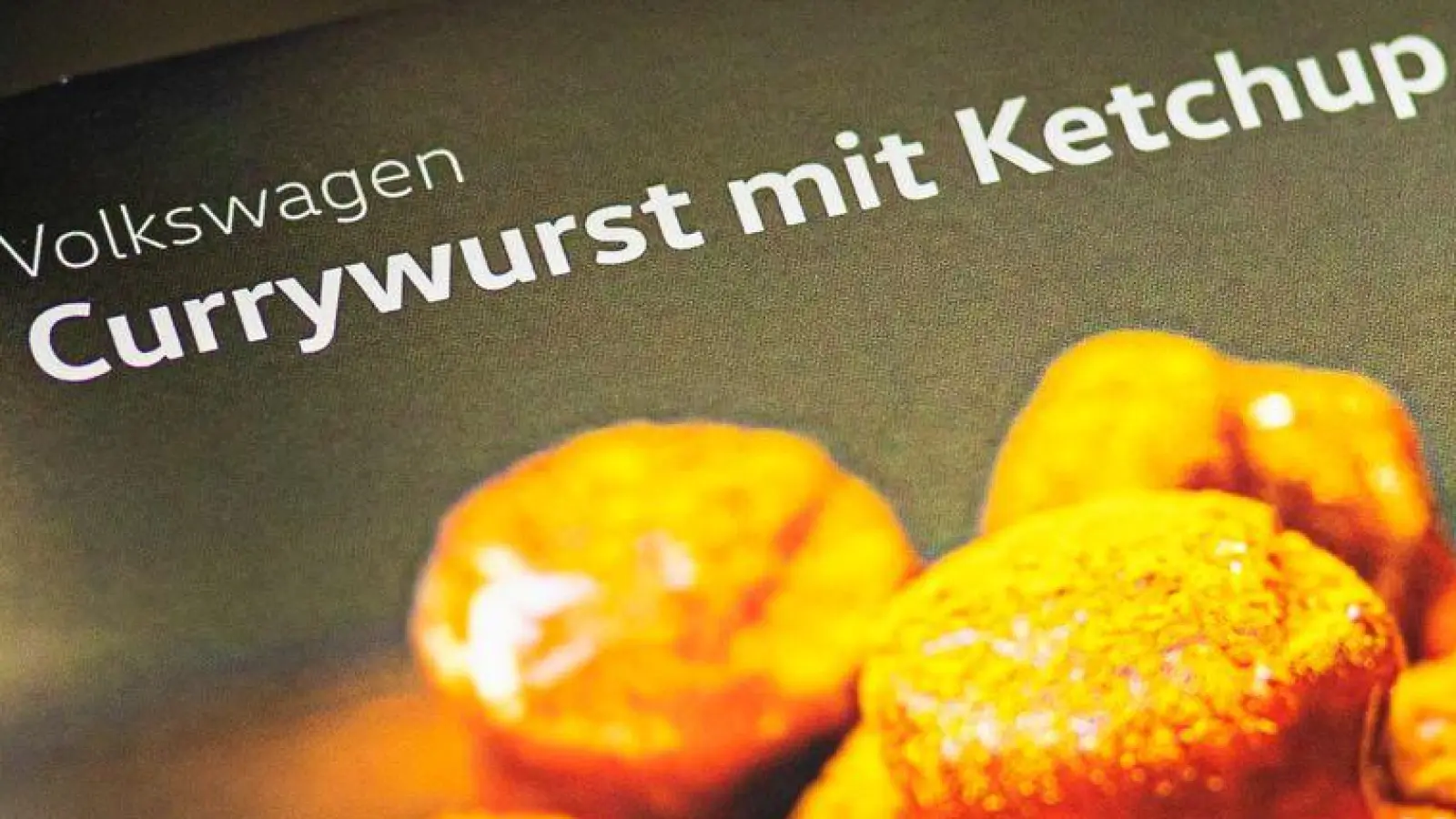 Die VW-Currywurst steht künftig auch als Fertiggericht im Supermarktregal.  (Foto: Moritz Frankenberg/dpa)