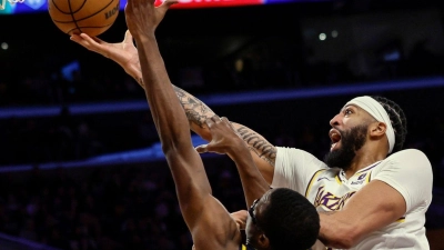 Lakers-Forward-Center Anthony Davis (r) punktet - insgesamt sorgte er für 36 Zähler. (Foto: Etienne Laurent/AP/dpa)