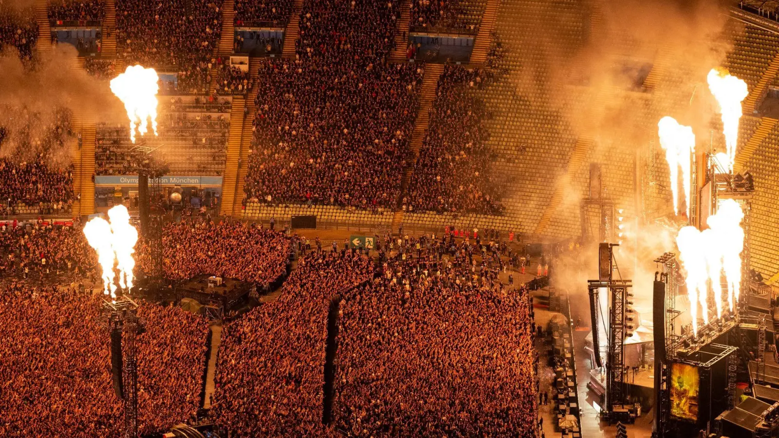 Tausende von Zuschauern beim Rammstein-Konzert im Münchner Olympiastadion. (Foto: Sven Hoppe/dpa)