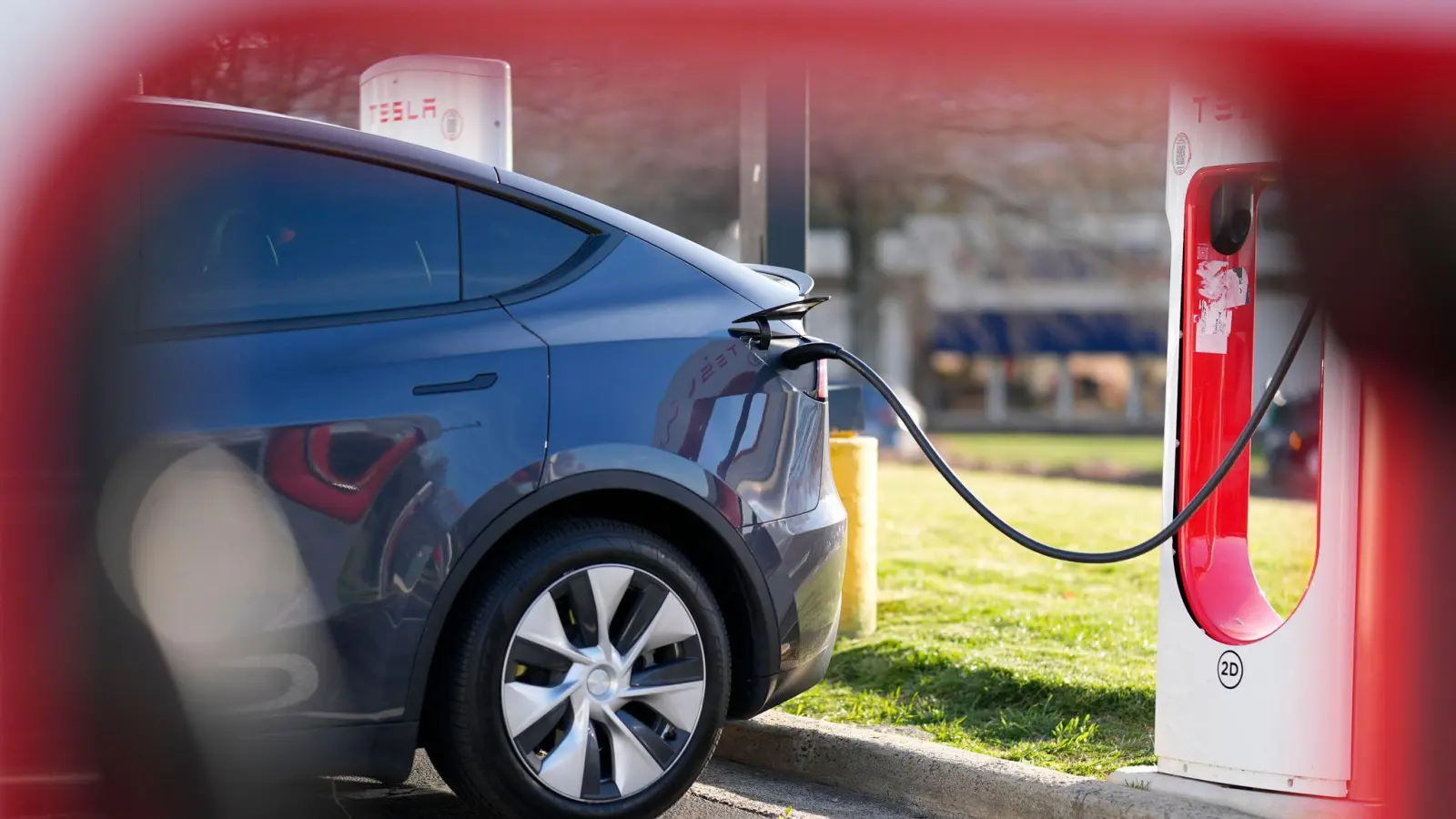 Der Türmechanismus der Teslas wird elektrisch ausgelöst. (Archivbild) (Foto: Mike Stewart/AP/dpa)