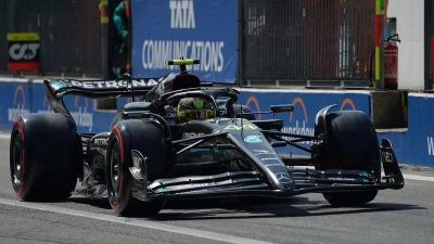 Lewis Hamilton aus Großbritannien vom Team Mercedes steuert sein Fahrzeug in der Boxengasse. (Foto: Hasan Bratic/dpa)