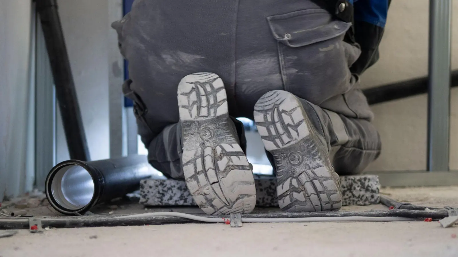 Handwerkeraufträge sollten an eingetragene Fachbetriebe vergeben werden: Haustürgeschäfte sind riskant und oft teuer. (Foto: Marijan Murat/dpa)