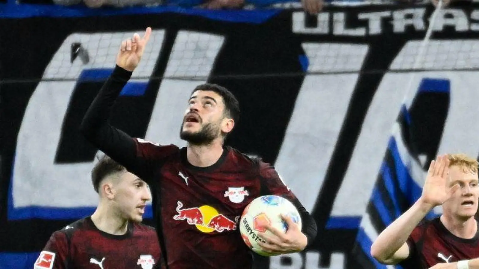 Romulo (RB Leipzig) jubelt nach seinem Tor zum 1:1. (Foto: Gregor Fischer/dpa)