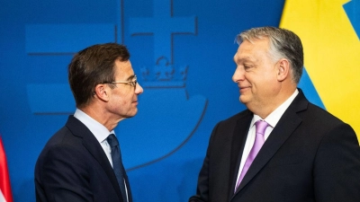 Der schwedische Ministerpräsident Ulf Kristersson (l) und der ungarische Ministerpräsident Viktor Orban kamen in Budapest zusammen. (Foto: Marton Monus/dpa)