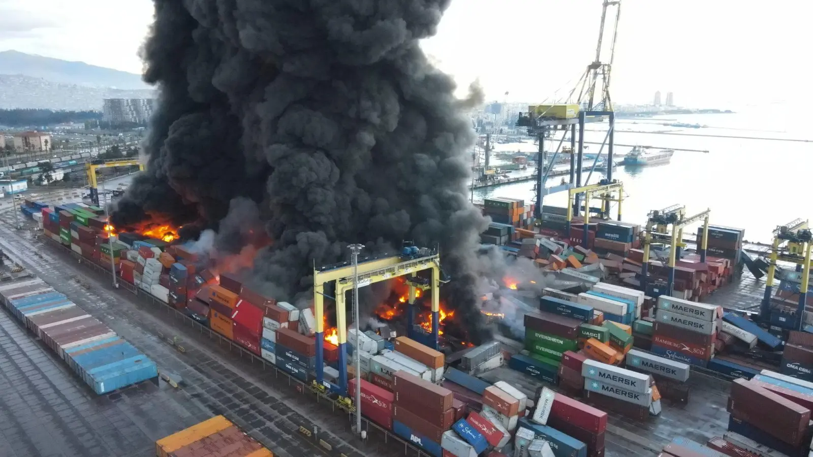 Rauch steigt aus brennenden Containern im Hafen der erdbebengeschädigten Stadt Iskenderun. (Foto: Serdar Ozsoy/Depo Photos/AP/dpa)