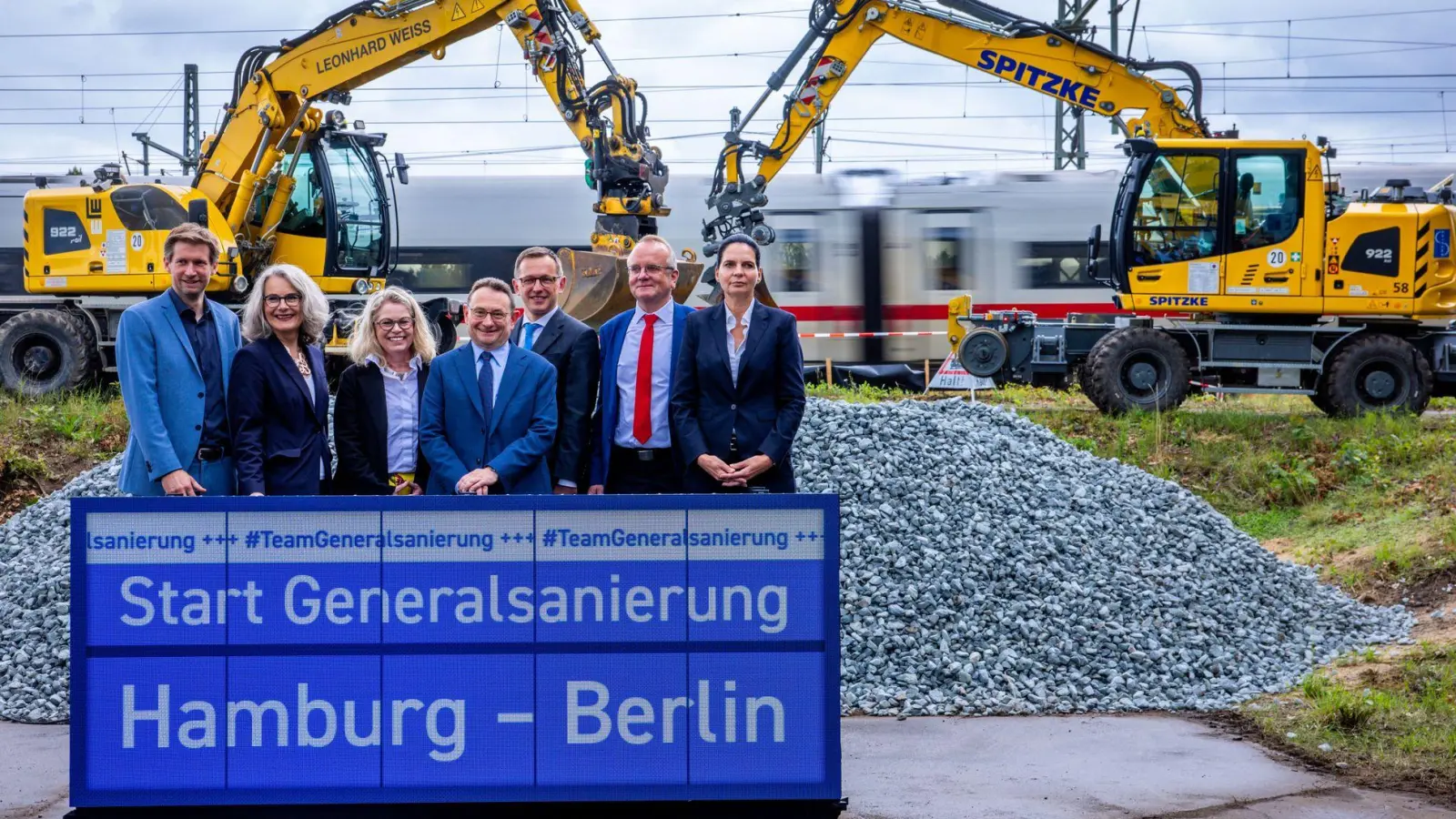 Der offizielle Startschuss für die Generalsanierung der Bahnstrecke Berlin - Hamburg fällt auf etwa halber Strecke in Ludwigslust (Mecklenburg-Vorpommern). (Foto: Jens Büttner/dpa)
