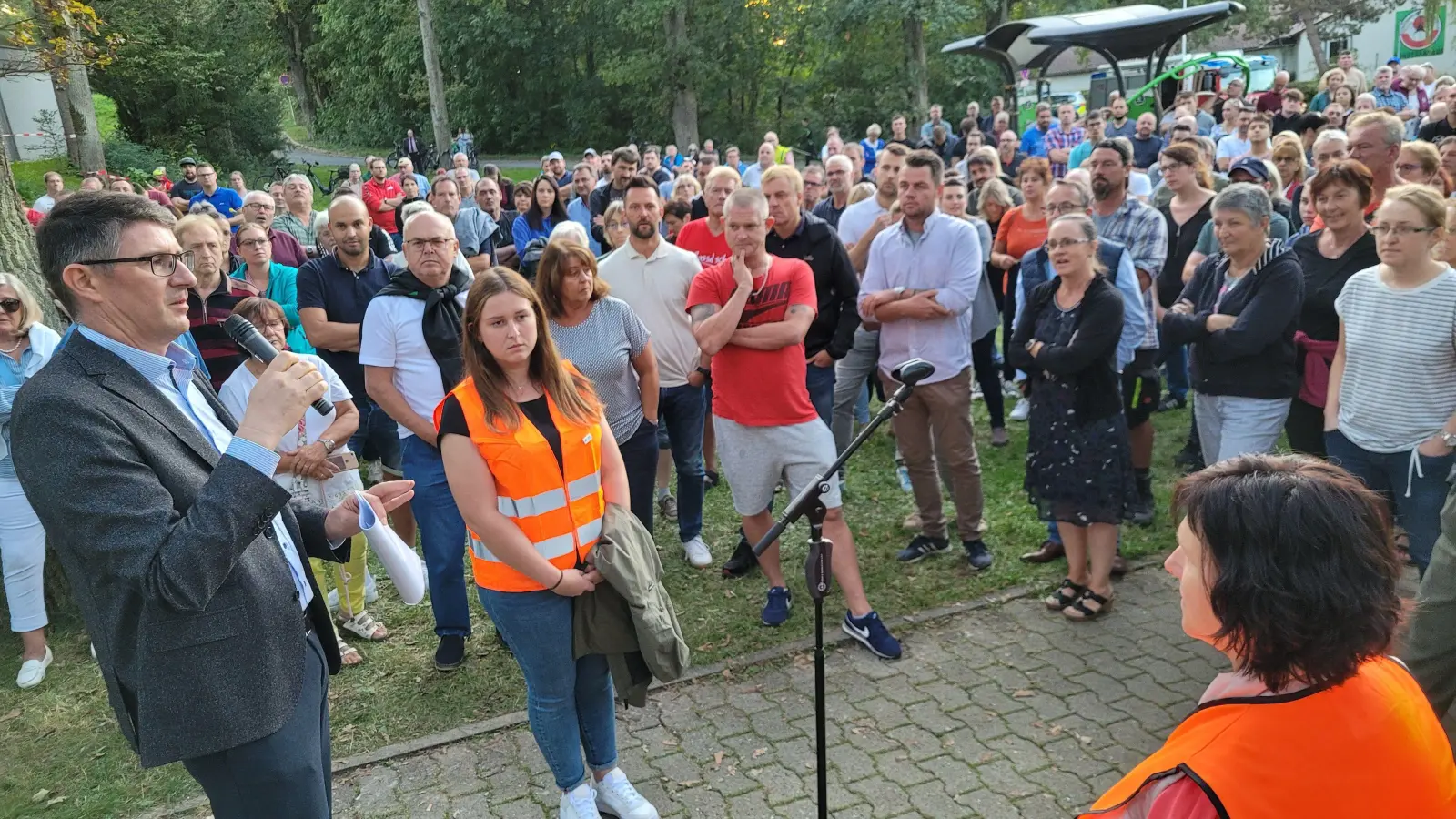 Bürgermeister Jürgen Meyer (links) forderte die rund 450 Besucher der Veranstaltung auf, einen respektvollen Umgang miteinander zu pflegen und sachlich zu diskutieren. Erfolgreich. (Foto: Nina Daebel)