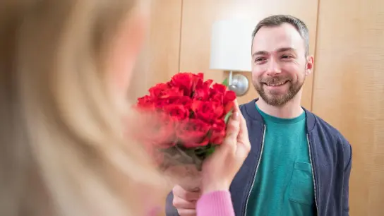„Ich liebe dich“: Rote Rosen sind der Geschenkklassiker für den Valentinstag am 14. Februar. (Foto: Christin Klose/dpa-tmn)