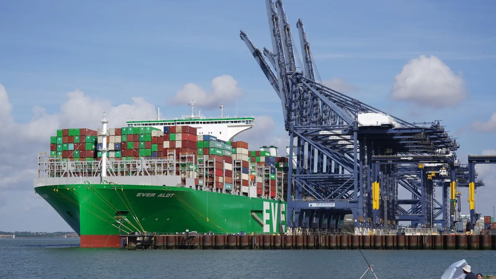 Frachtschiff im Hafen von Felixstowe, dem größten und verkehrsreichsten Containerhafen Großbritanniens. Wegen des Brexits wird Großbritannien einem Zeitungsbericht zufolge seine Exportziele deutlich verfehlen. (Foto: Joe Giddens/PA Wire/dpa)